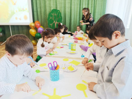 Средняя группа «Лисята» НОД по аппликации «Весеннее настроение» (воспитатель Сулейманова С.А.) Средняя группа «Лисята» НОД по аппликации «Весеннее настроение» (воспитатель Сулейманова С.А.).
